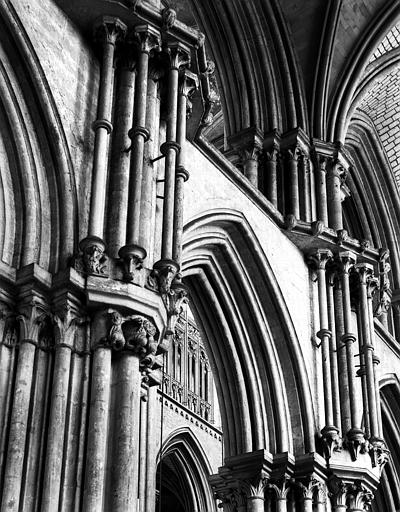 Intérieur, croisillon sud, colonnettes en délit, entre les fausses tribunes et les sommiers des grandes arcades