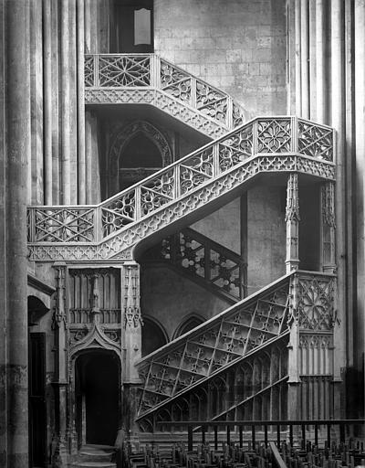 Intérieur, croisillon nord, mur nord, escalier de la librairie