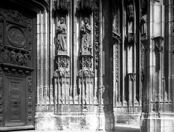 Extérieur, façade ouest, ébrasement du porche central