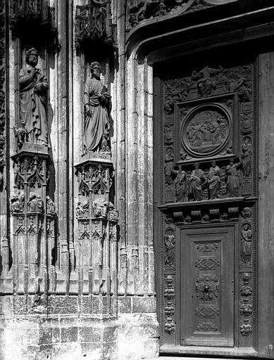 Extérieur, façade ouest, ébrasement du porche central