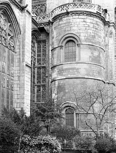 Extérieur, absidiole du croisillon nord, côté tour des Clercs