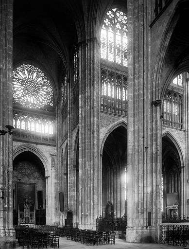 Intérieur, transept, première travée du choeur vers le nord