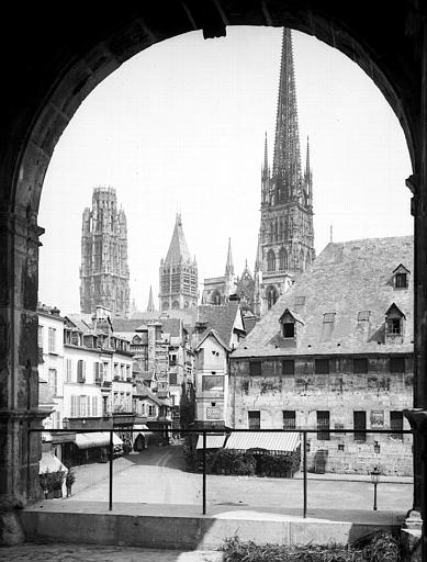 Arc latéral, vue sur les halles de la cathédrale