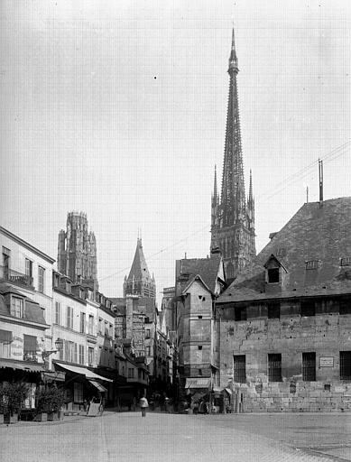 La flèche de la Cathédrale et les Halles vues de la Fierté Saint-Romain