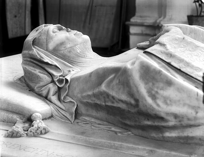 Intérieur, croisillon sud, gisant : buste de femme (monument funéraire de Philippe de Montmorency, mort en 1516, marbre attribué à Jean Ier Juste)