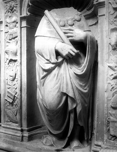 Intérieur, tombeau d'Arthus Gouffier, mort en 1519, niche du tombeau : statuette acéphale d'un pèlerin de Saint-Jacques de Compostelle