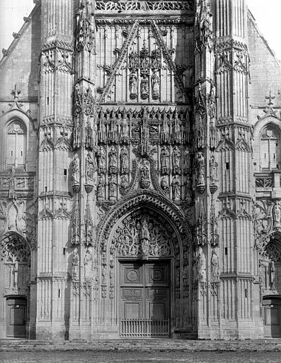 Extérieur, façade ouest, portail central