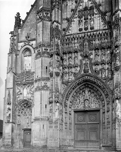 Extérieur, façade ouest, portails central et gauche