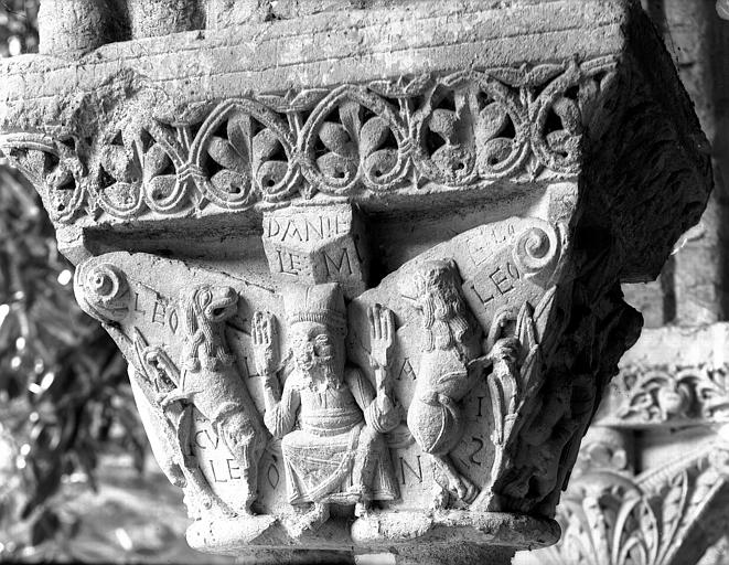 Intérieur, chapiteau : Daniel dans la fosse aux lions, frise (décor feuillagé)