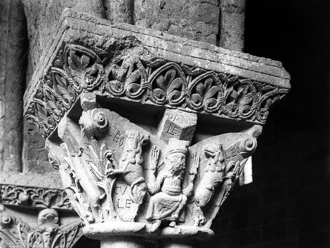 Intérieur, chapiteau : Daniel dans la fosse aux lions, frise (décor feuillagé)