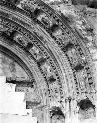 Intérieur, découverte de la porte de la chapelle de Clément VI, voussures, côté droit