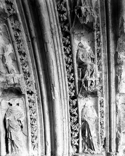 Intérieur, découverte de la porte de la chapelle de Clément VI, voussures, côté droit