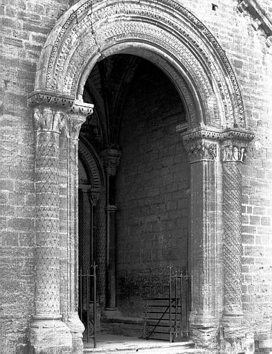 Extérieur, portail de la façade sud