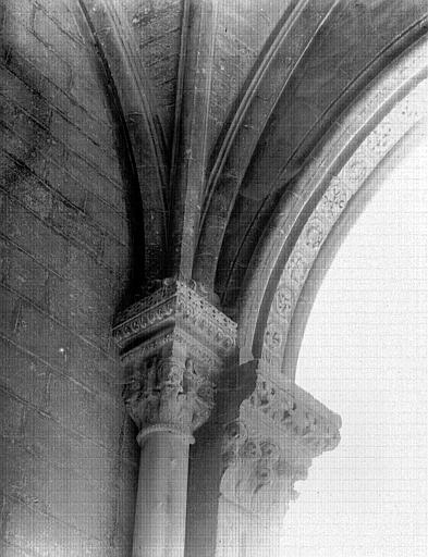 Porche sud côté sud, chapiteau, vue prise de l'intérieur