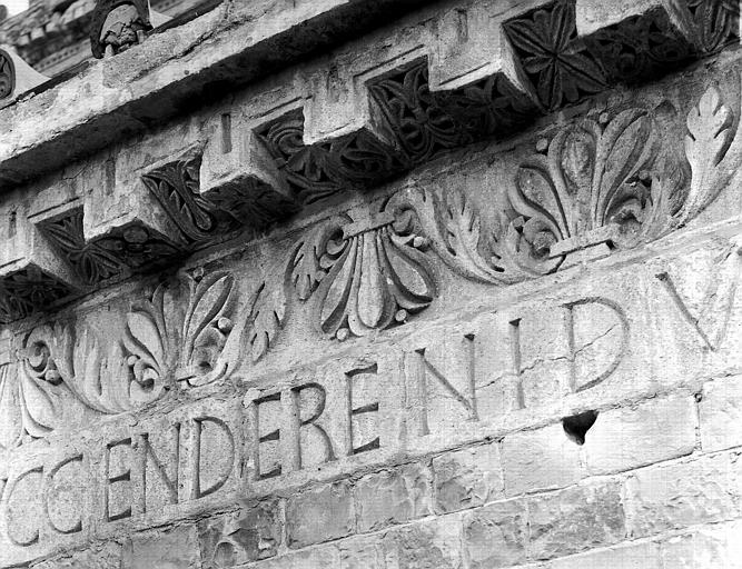 Extérieur, façade latérale nord, frise sculptée sous corniche du collatéral