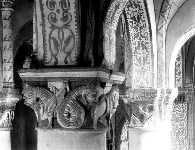 Intérieur de la nef, chapiteau de la deuxième pile sud : polychromie des arcades, des colonnes et des chapiteaux