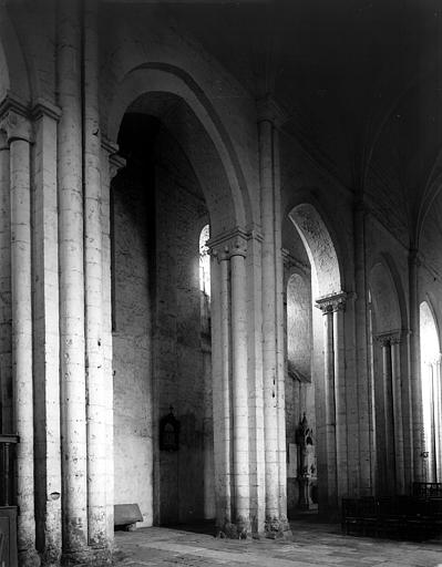 Intérieur, nef, grandes arcades nord vers le nord-est