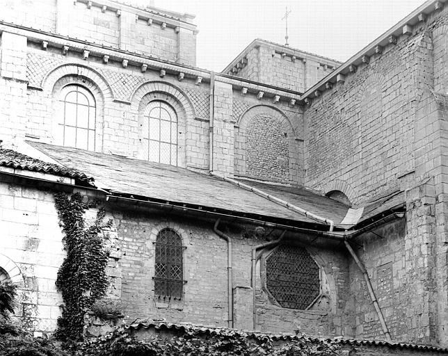 Extérieur, angle de la nef et du croisillon sud