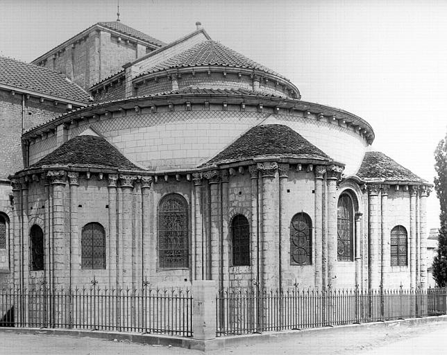 Extérieur, abside : chapelles rayonnantes sud-sud-est et nord-est