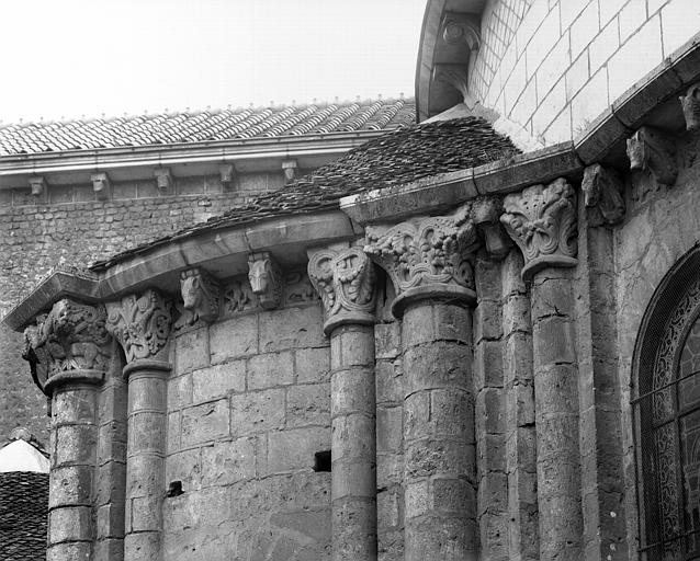 Extérieur, abside : chapelle rayonnante sud, chapiteaux des troisième et quatrième contreforts et colonnes