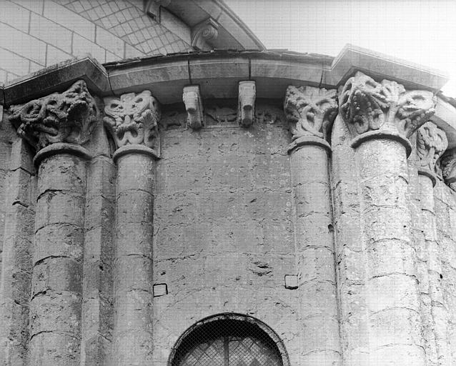 Extérieur, abside : chapelle rayonnante, chapiteaux des troisième et quatrième contreforts et colonnes