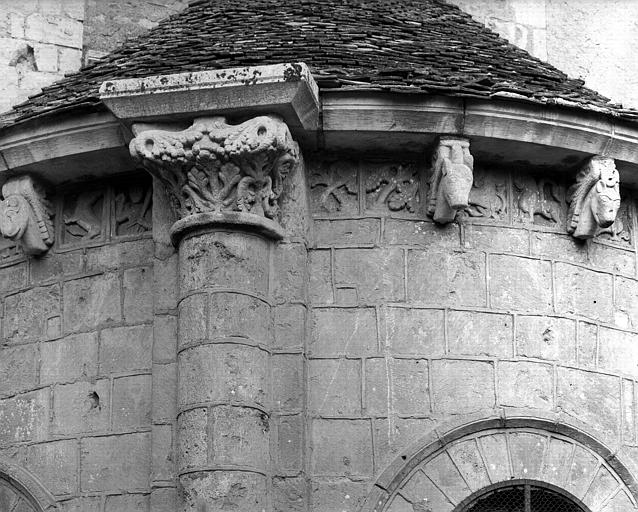 Extérieur, abside : absidiole du croisillon sud, corniche, chapiteau