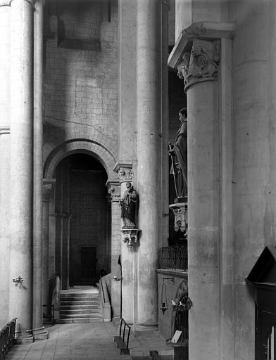 Intérieur, première travée de la nef vers le nord