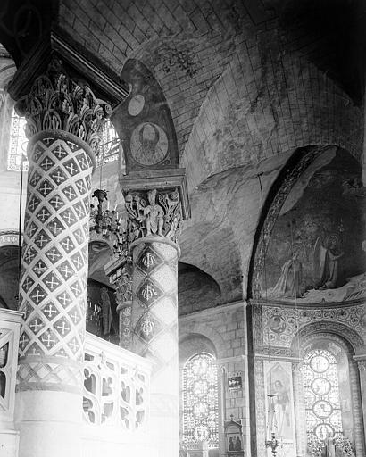 Intérieur, quatrième et cinquième colonnes polychromes, sud du déambulatoire