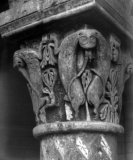 Intérieur, choeur, deuxième colonne sud, chapiteau : lions