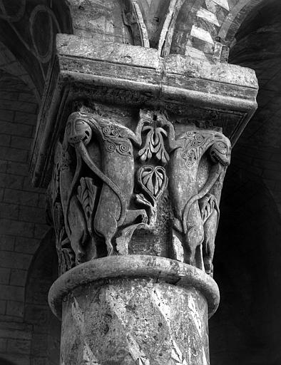 Intérieur, choeur, deuxième colonne sud, chapiteau : lions