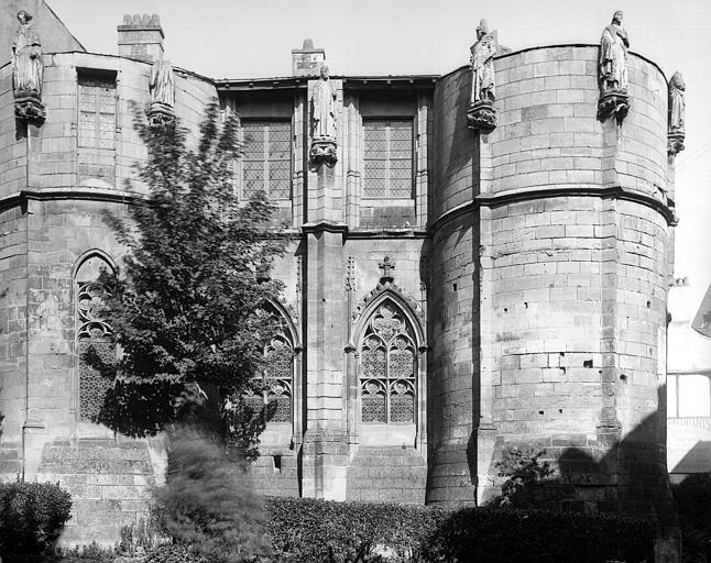 Tour Maubergeon : façade sur le jardin