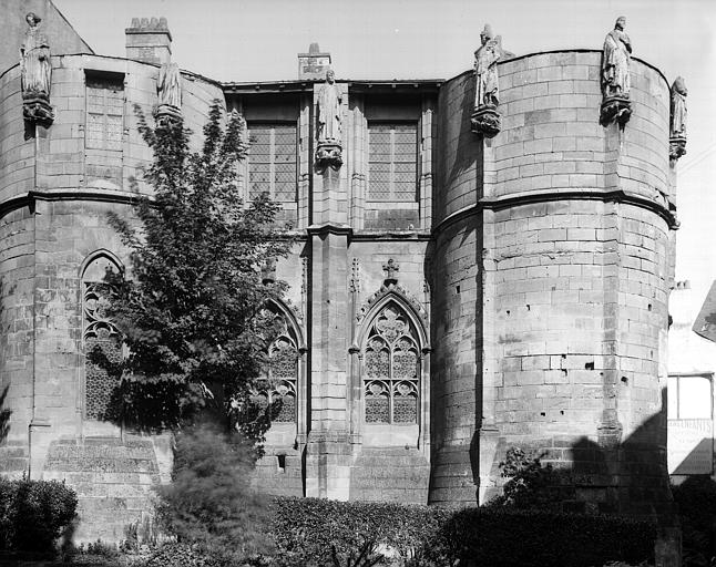 Tour Maubergeon : façade sur le jardin