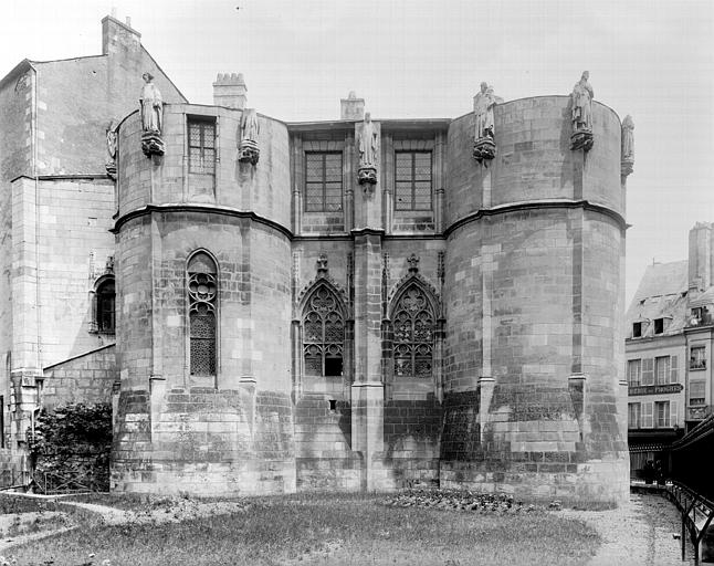 Tour Maubergeon : façade sur le jardin