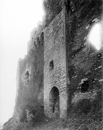 Ruines : façade avec entrée