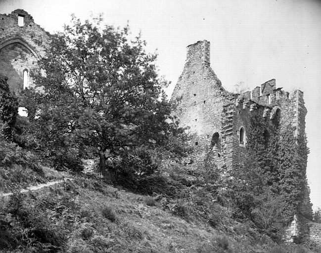 Ruines, extérieur : restes de façades