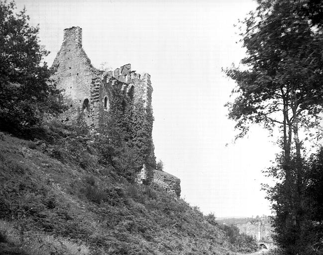 Ruines, extérieur : restes de façades