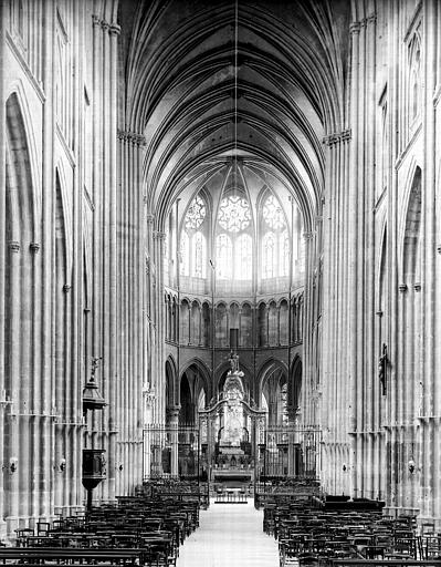 Intérieur, nef vue de l'entrée