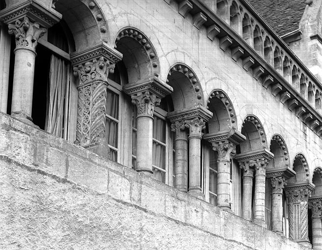 Façade, détail de la partie supérieure : arcades