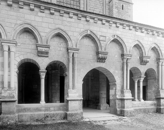 Extérieur, porche ouest, partie inférieure