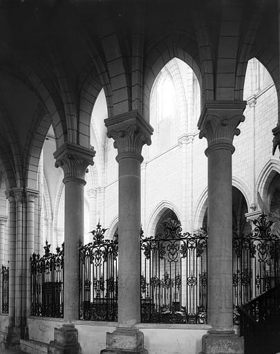 Intérieur, grille du choeur