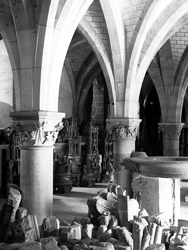 Intérieur, salle du rez-de-chaussée : musée (dépôt lapidaire)