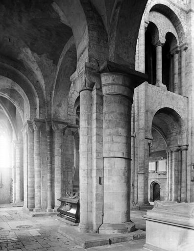 Intérieur, déambulatoire, nef romane, transept nord, vue diagonale