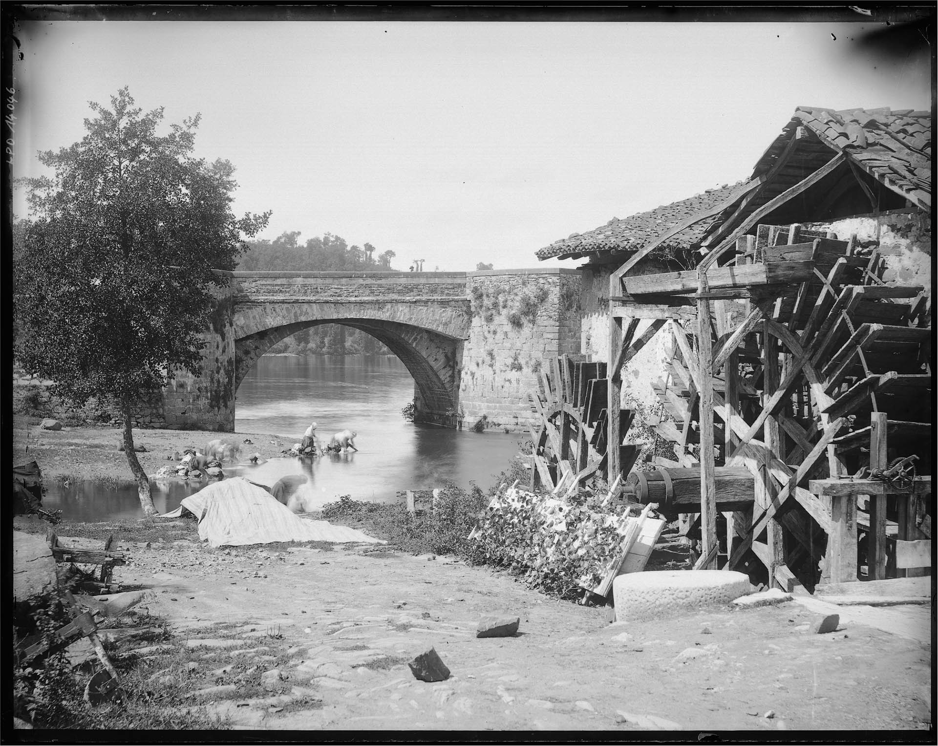 Pont, lavandière et roues d’un moulin