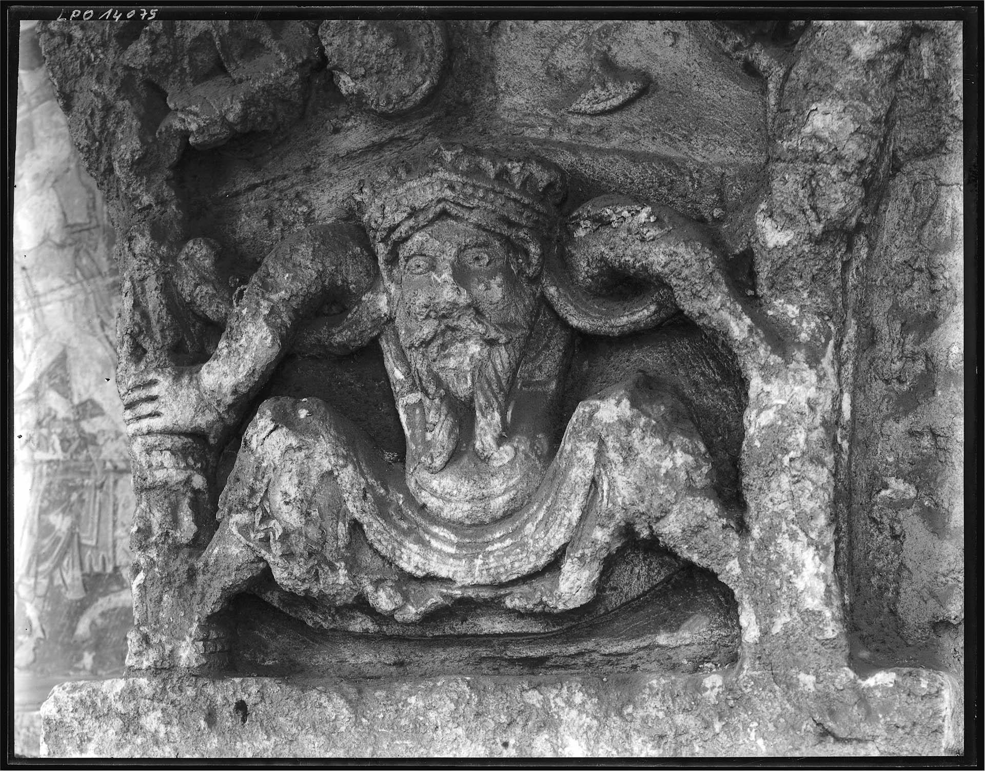 Cloître, salle capitulaire, archivoltes à droite (au sud) de la porte d'accès : voussoir avec personnage barbu