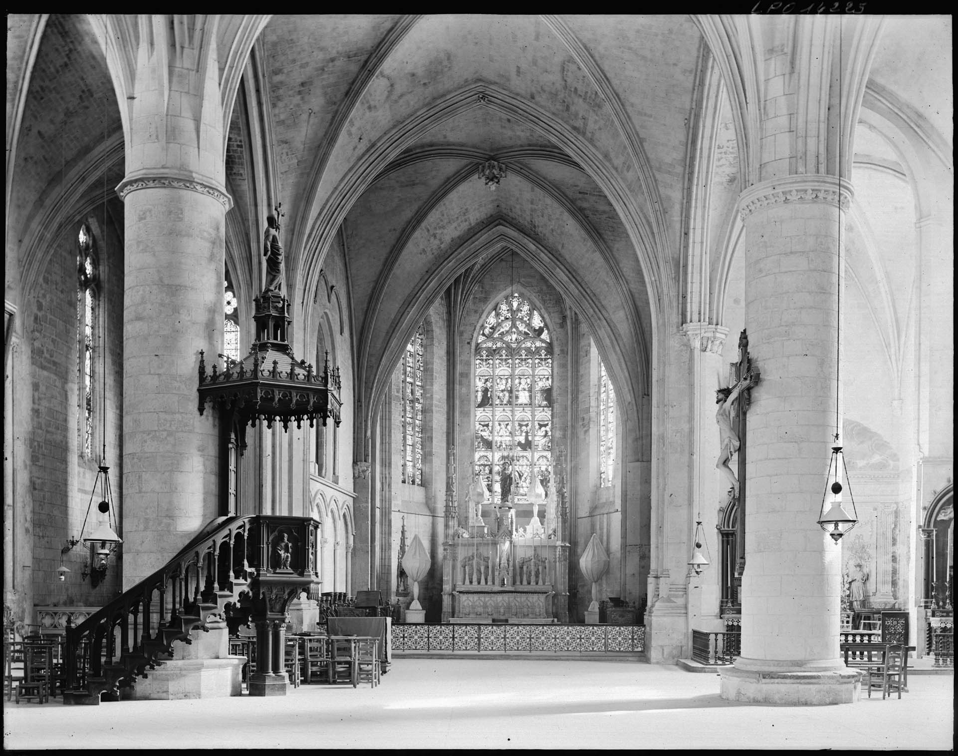 Choeur et chaire au premier plan