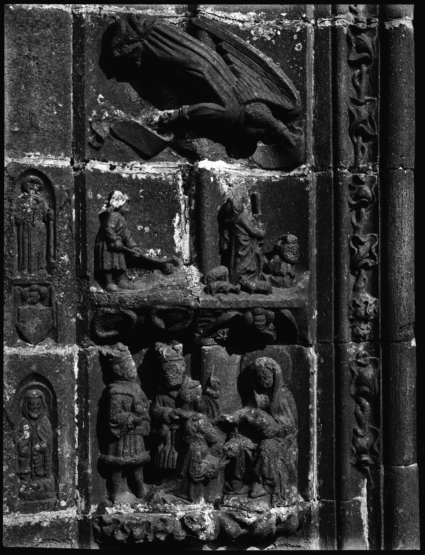 Portail : bas-relief avec Adoration des Mages