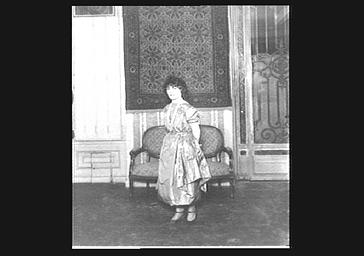 Portrait de Gaby Morlay sur scène au Théâtre Fémina