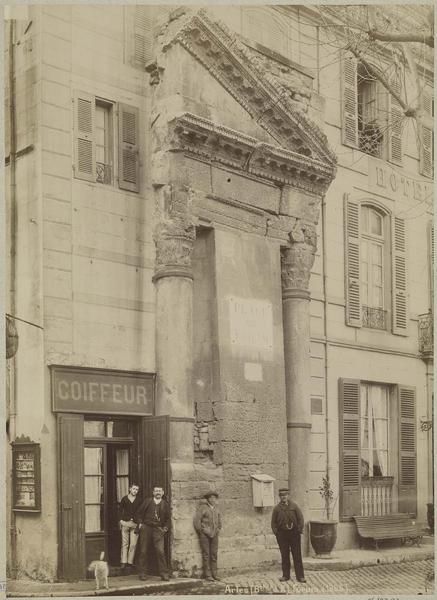 Ruines : colonnes et vestiges de fronton remployé dans une façade. Avant les fouilles