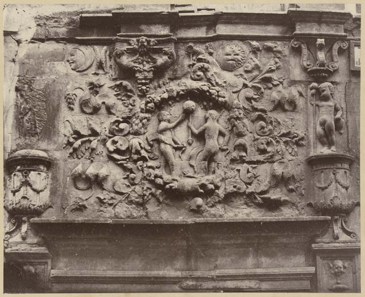 Façade sur rue, petite porte : bas-relief représentant Adam et Eve