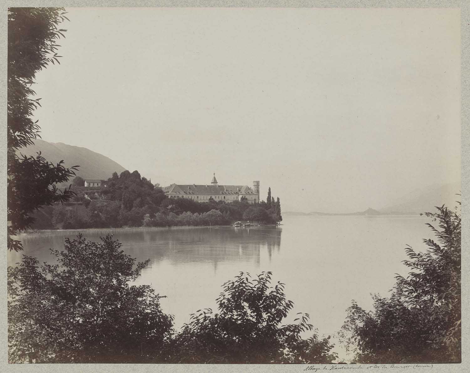 Vue d'ensemble depuis la rive du lac